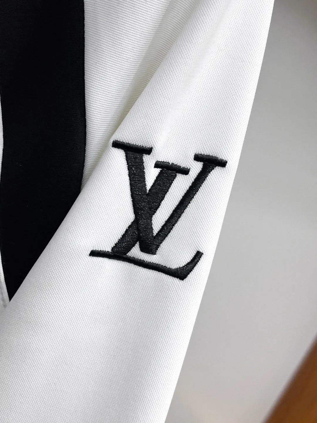 🅿️720 LV 2025 autumn and winter new counter casual suit of the same style, breathable, comfortable and casual! Full of high-end feel! The details are exquisite and high-end, and the workmanship is impeccable! The original high-end fabric is very high-end! The fabric is crisp, anti-wrinkle and wear-resistant, warm, neat and stylish. Everyone must buy a set this autumn and winter. They must look cool and handsome when wearing it. We specially recommend the size M-3XLC30